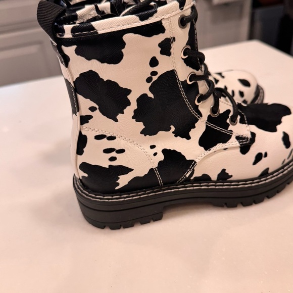 NEW Mia Girls White & Black Cowprint Lace Up Combat Boot Size 1 - Picture 4 of 10